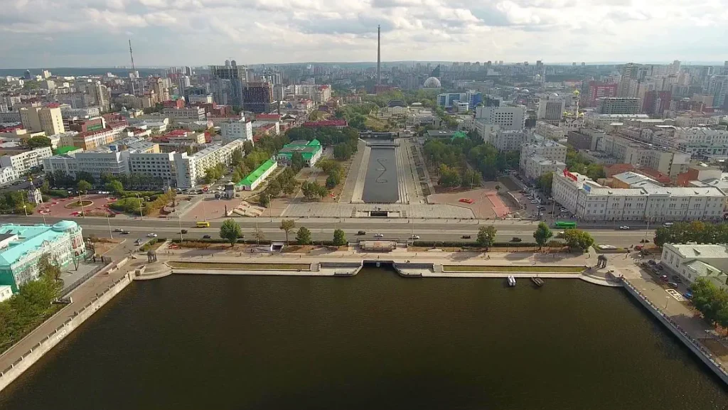 Uferpromenade und „Plotinka“ am Fluss Isset